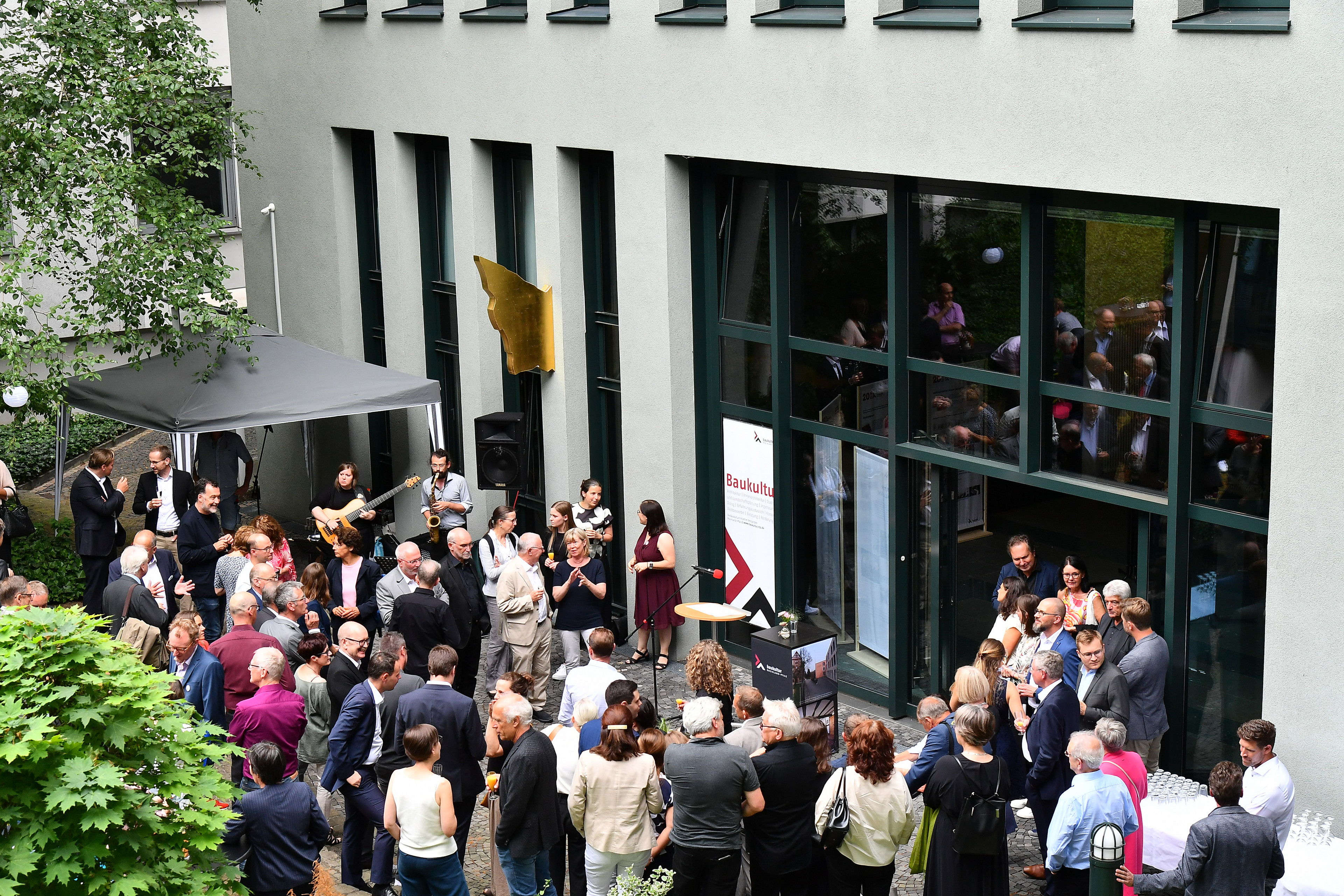 Gäste der Jubiläumsfeier 20 Baukultur Rheinland-Pfalz im Innenhof des Ministeriums der Finanzen Rheinland-Pfalz, von oben fotografiert