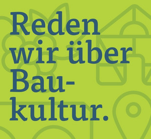 Plakattext vor grünem Hintergrund mit der Aufschrift Reden wir über Baukultur