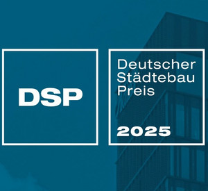Logo des Deutschen Städtebaupreises, dunkelblauer Hintergrund mit Gebäudeecke im Hintergrund. Texte in weiß in weiß umrandeten Quadraten quadraten