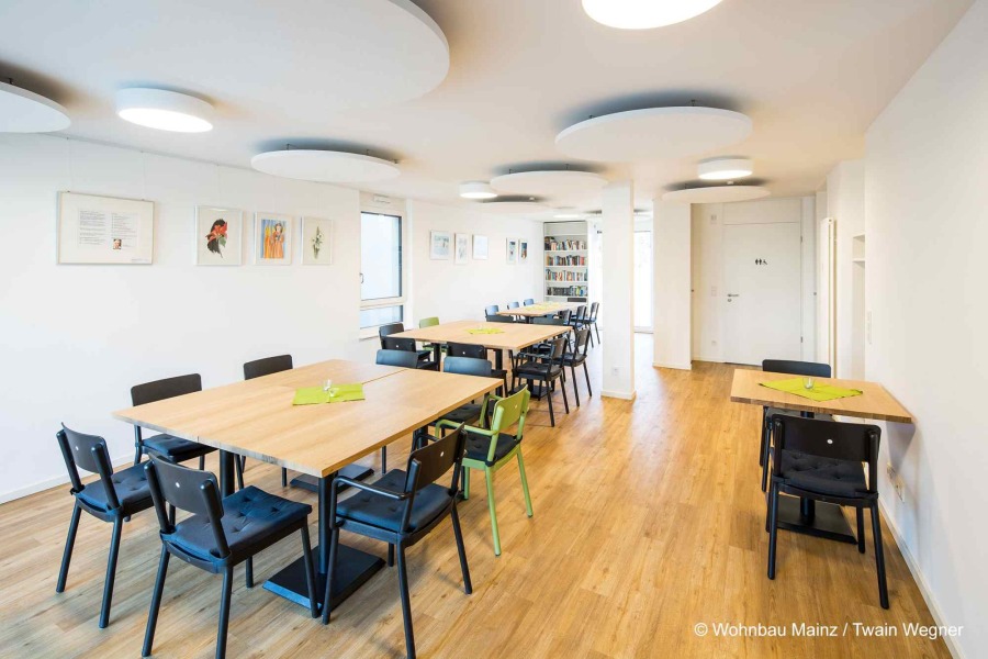 Innenansicht des Nachbarschaftscafes im Wohnquartier Cavalier Holstein in Mainz