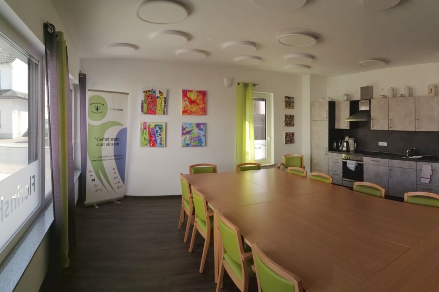 Blick in den Gemeinschaftsraum des Florinshofs in Gillenfeld mit Esstisch und Teeküche