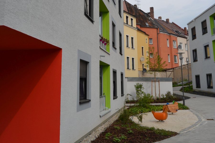 Blick auf die Fassade und die Nachbargebäude entlang der Straße