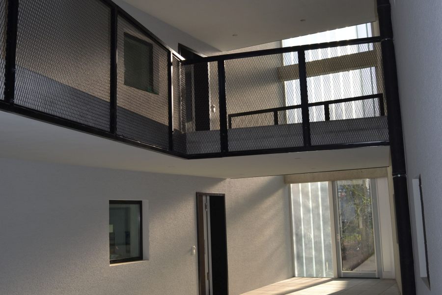Offenes Treppenhaus mit Blick auf die Erschließungsgalerie im Obergeschoß