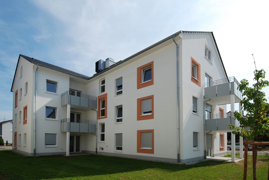 Blick auf das Wohngebäude vom begrünten Innenhof