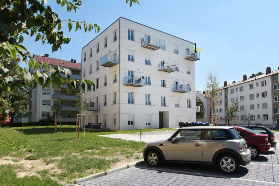 Blick von der Straße auf die Eingangsseite des Gebäudes