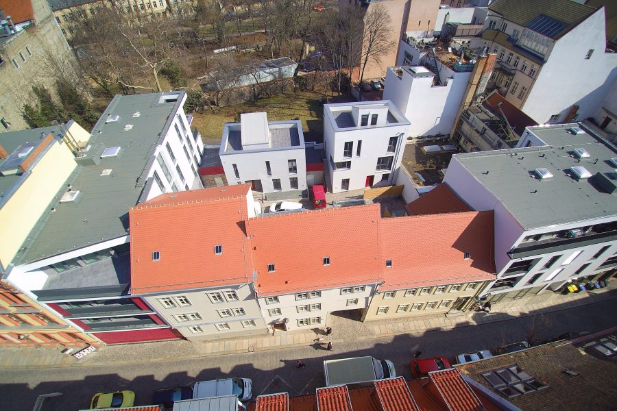Luftbild aus Richtung der Straße mit Blick in den Innenhof