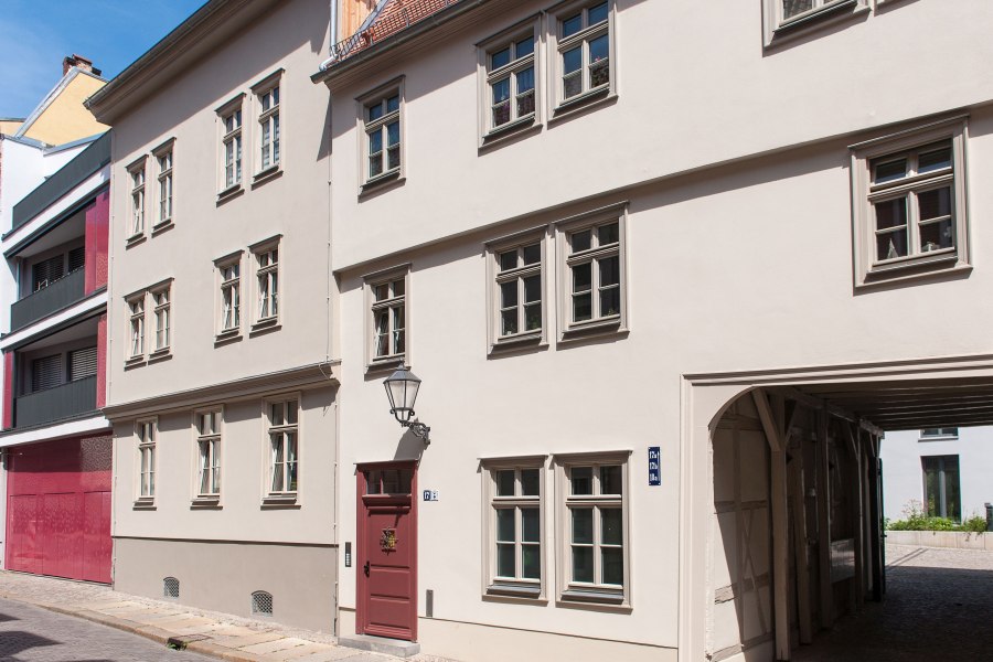 Blick von der Straße auf die sanierten denkmalgeschützten Gebäude mit Anschluss an den Neubau