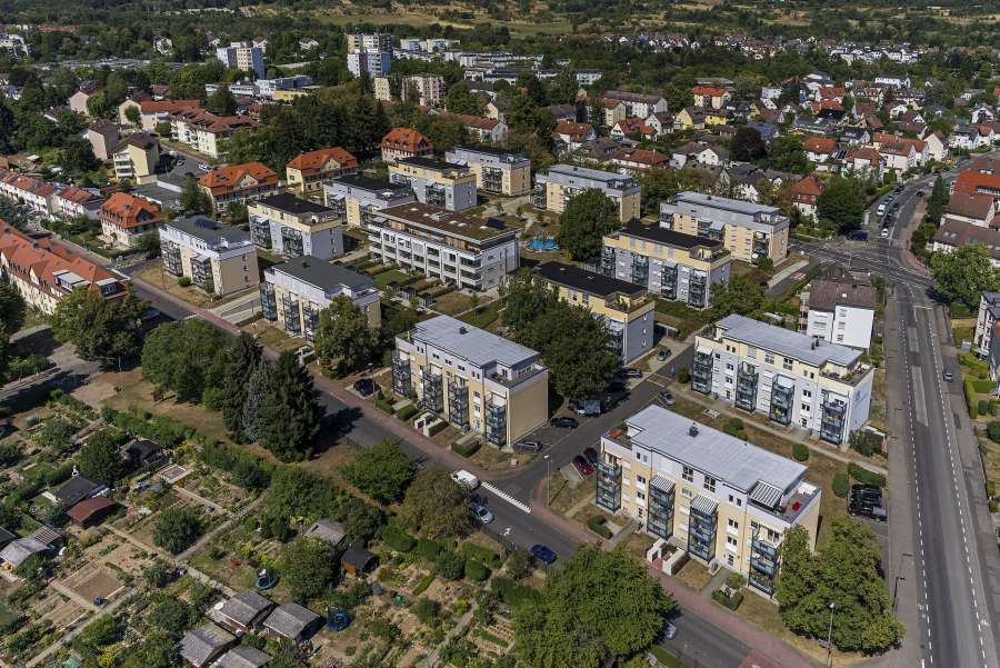 Luftbild der gesamten aufgestockten und sanierten Gebäuden sowie dem Neubau
