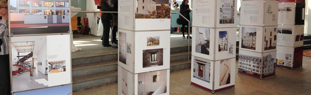 Ausstellungssäulen mit Fotos und Beschreibungen der Projekte eines Staatspreises